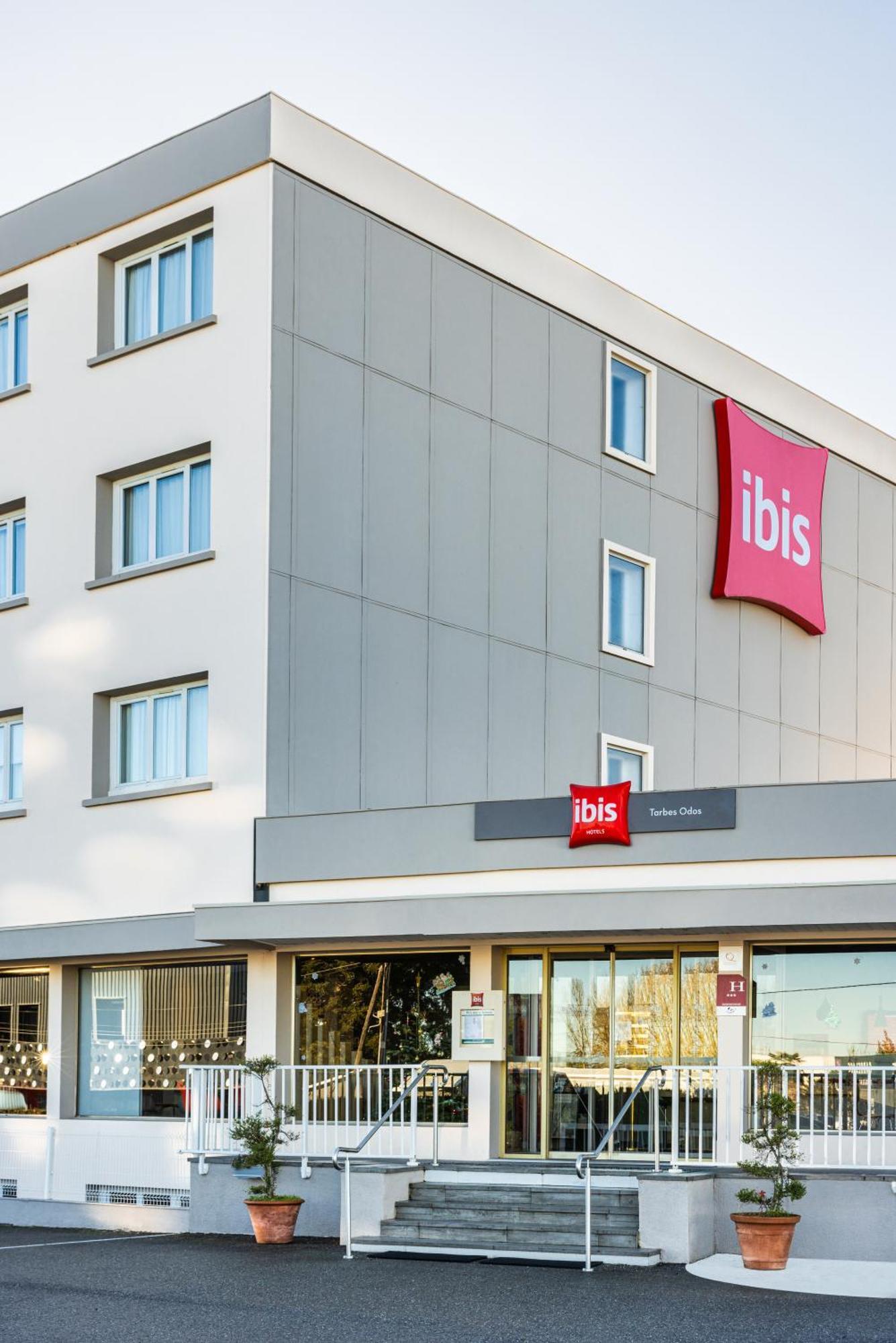 Hotel ibis Tarbes Odos Exterior foto